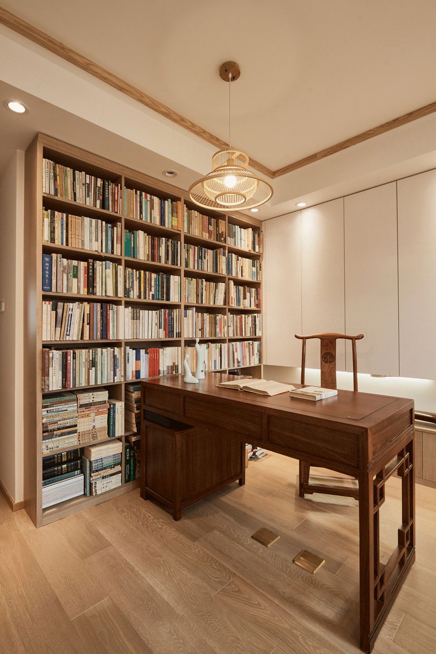 130㎡原木简约，客厅没沙发，满屋是书架，教授家就是不一样！