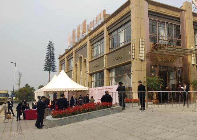 開發商坦言：不降價沒人買，一降價就有人“退房”，你說咋辦？