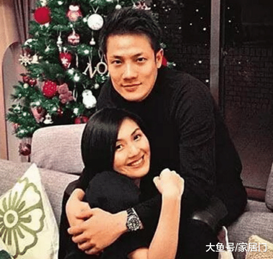 带你参观杨千嬅住的豪宅，书房塞满了书籍，平时也是爱看书之人