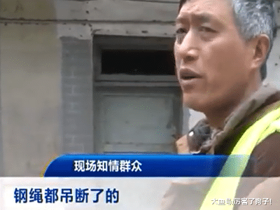 ?重庆：一货车爆胎突然侧翻，现场堵车七个半小时：吊车钢绳都断了