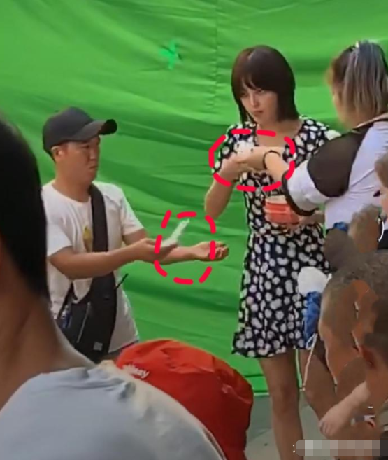 偶遇辛芷蕾拍戏吃路边摊！导演刚一喊咔，立马恶心的吐了出来！