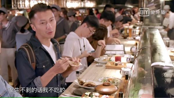 谢霆锋: 女生不剥蟹脚我不吃! 张钧宁转身帮他剥完