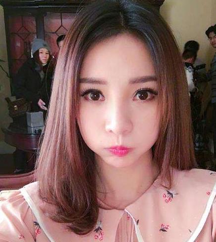 参观柳岩现实中的家，家里放个牡丹花地毯，审美风格有点像大妈