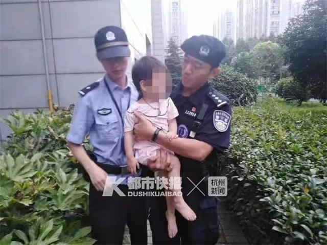 杭州一小区内18个月女童从9楼飘窗掉到4楼，目前仍在ICU观察！当时妈妈正在阳台上收衣服