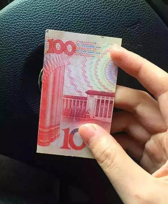 有人在车窗给我塞了100块！结果害我损失好几千，还是小心为好