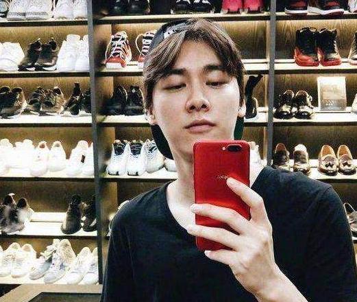 ?晒晒李易峰现实的豪宅，鞋架上鞋子多到可以开店，一家人经常聚餐