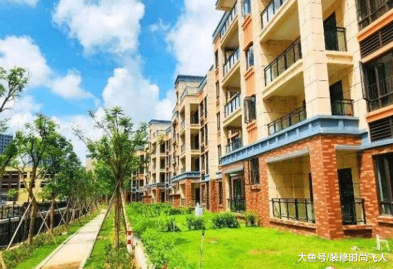 一梯两户买东边还是西边好？幸亏听了售楼小姐劝，我家才没有买错