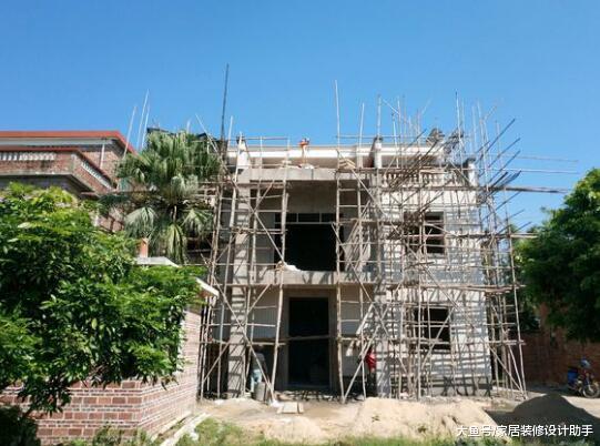 父子俩齐上阵只花18万自建两层半小洋房, 邻居们看后感叹胆大敢做