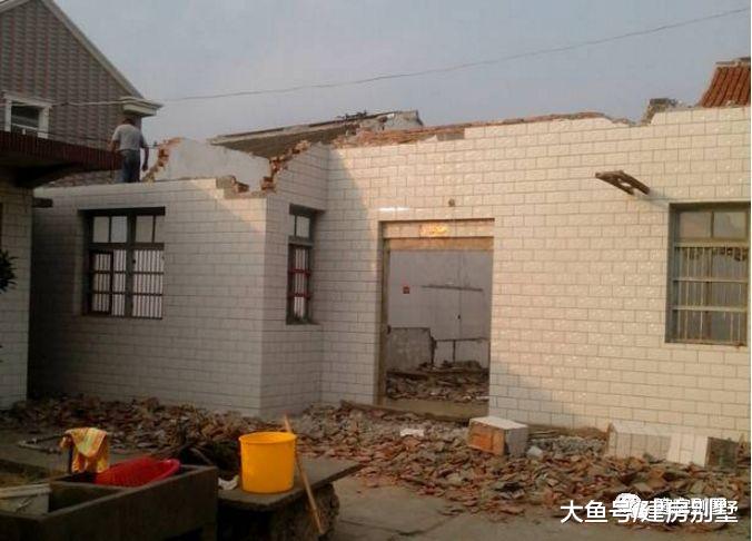 拆舊建新忙蓋房，兩層別墅建成好熱鬧，都說建的漂亮