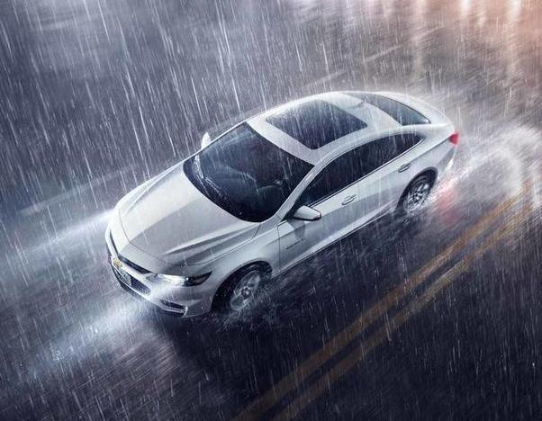 高速驾车突遇大暴雨怎么办？老师傅：谨记这4点，关键时刻能保命