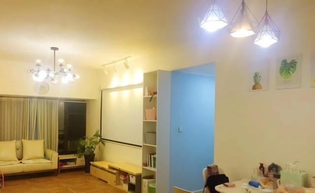 老公執意不在客廳裝電視，裝修完看到效果，忍不住夸老公聰明！