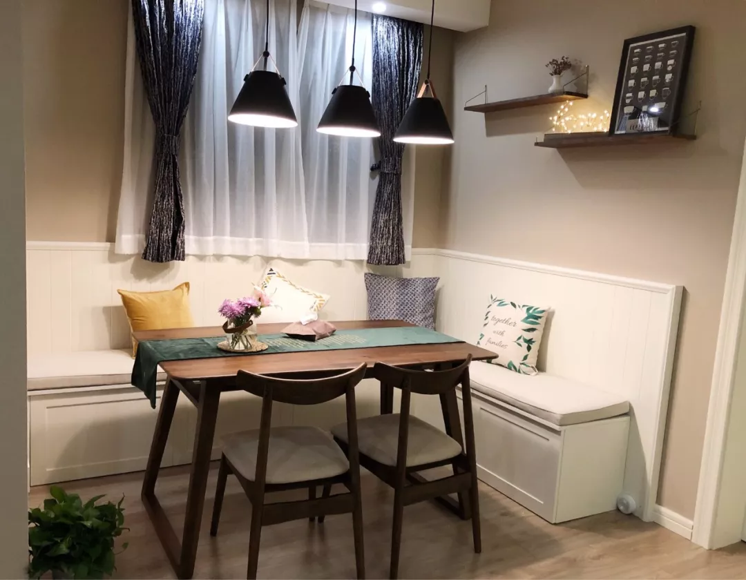 小户型餐厅面积不大，可以做个卡座式设计，实用又美观