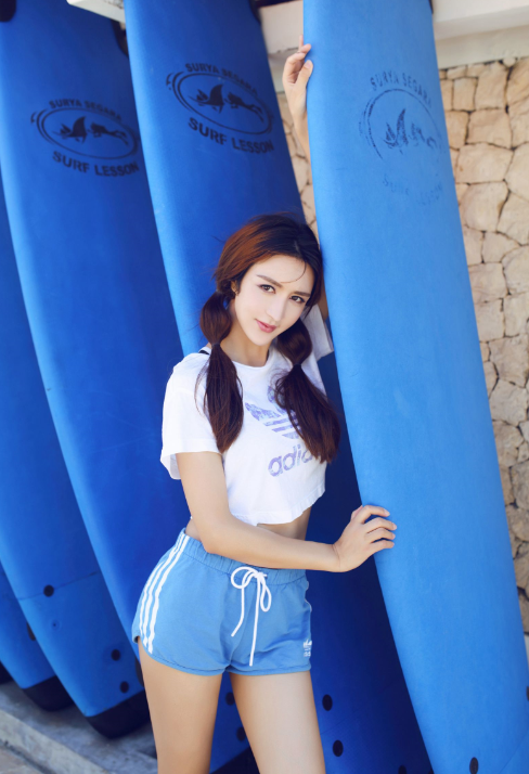 沙滩上的运动服小姐姐，清纯又有活力