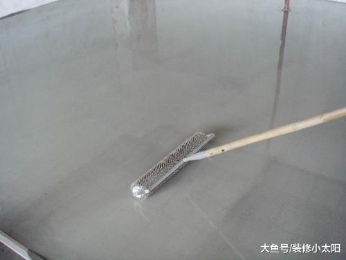 家里万万不要铺瓷砖了，头次见这种设计，既美观又耐用