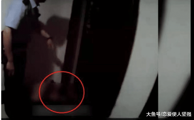 一丝不挂躺在楼道门口醉酒女子，民警赶到后女子做出了让人羞耻的事情