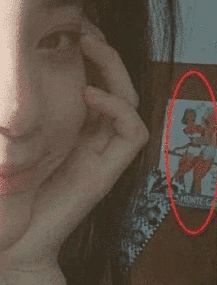 欧阳娜娜深夜发自拍照，床头柜上的东西亮了，网友：你才19岁啊!