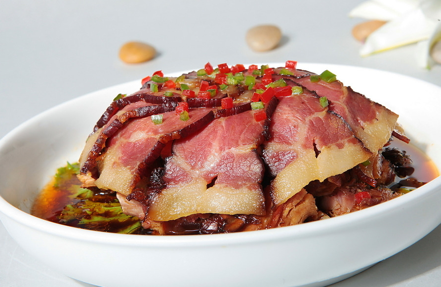 五彩臘肉合蒸，老人小孩都愛吃，隔壁小孩都饞哭了