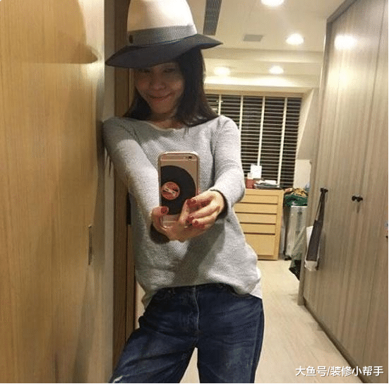 彭佳慧晒出自己的房子，在家最常做的事情是自拍，看得出很有自信