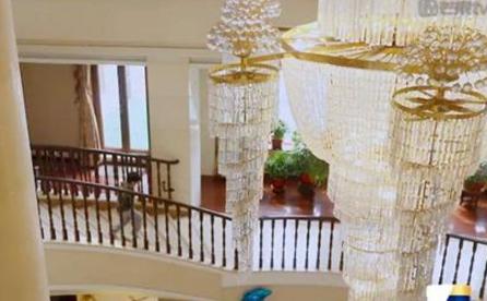 带你参观黄圣依的豪宅，每件家具上都雕着龙，把自己家当成皇宫了