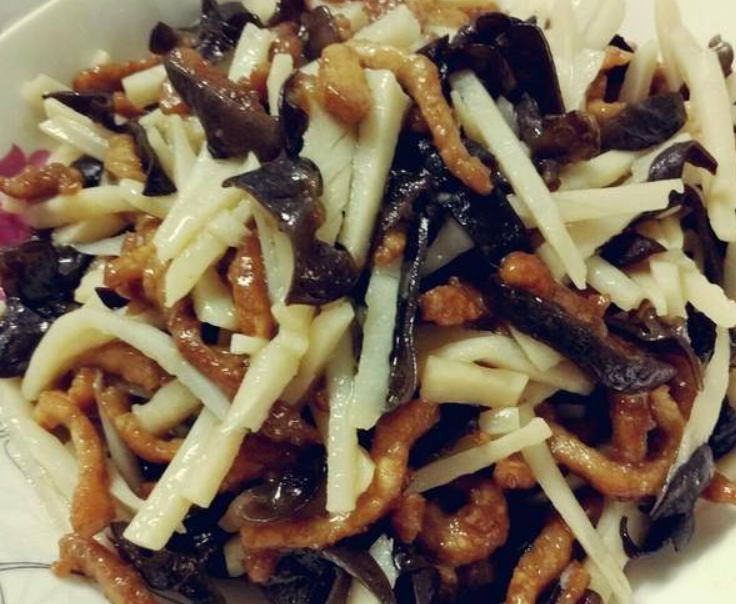 葱香牛腩，特别好吃，老人小孩都爱吃，老婆能吃一大锅