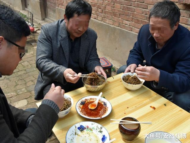 大妈卖“失传面条”10元1碗，顾客开豪车排队买：已经不多见了！