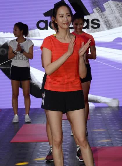 张钧甯做热身运动，却忘记衣领太大，弯腰的一刻粉丝疯狂截图