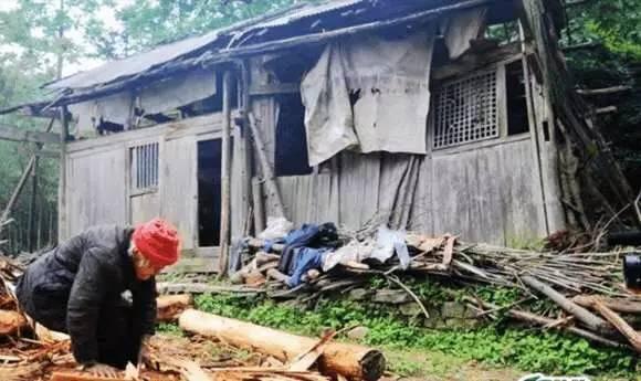 都说养儿养老，可90多岁的老人却无人问津，独自为自己准备棺材