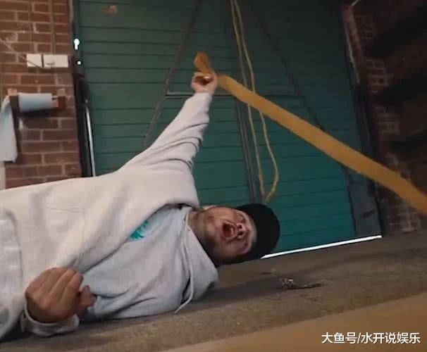 男子作死躺在100块老鼠贴上做测试，网友：纹身都被粘下来了！