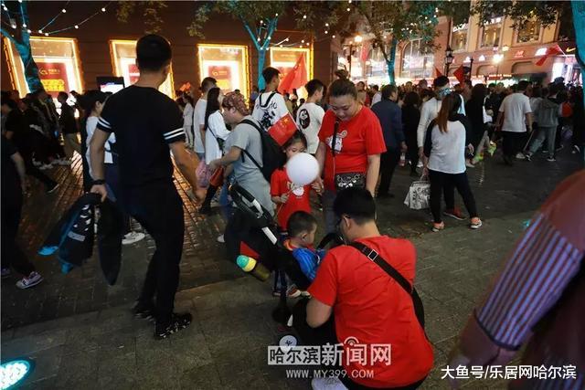 昨晚一高兴，中央大街又满了！20万人！还有一个网红打卡处人更多