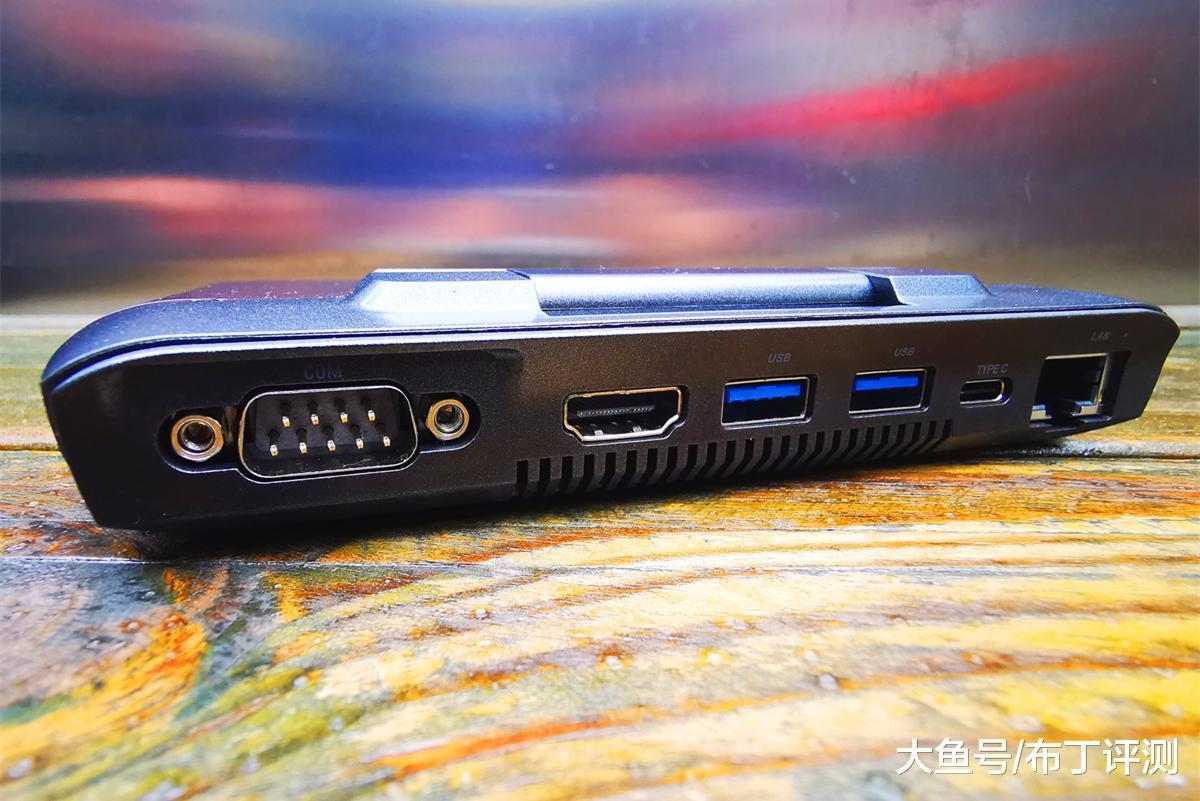多种专业接口，GPD MicroPC堪称是现场工程师的口袋利器！