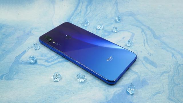 小米新机全面上市，极致性价比+不耍猴，碾压华为荣耀