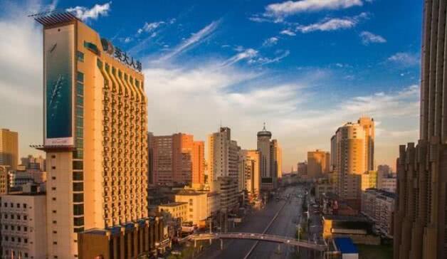 回不去的故乡！三四线城市房价纷纷破万，谁在“收割”购房者？