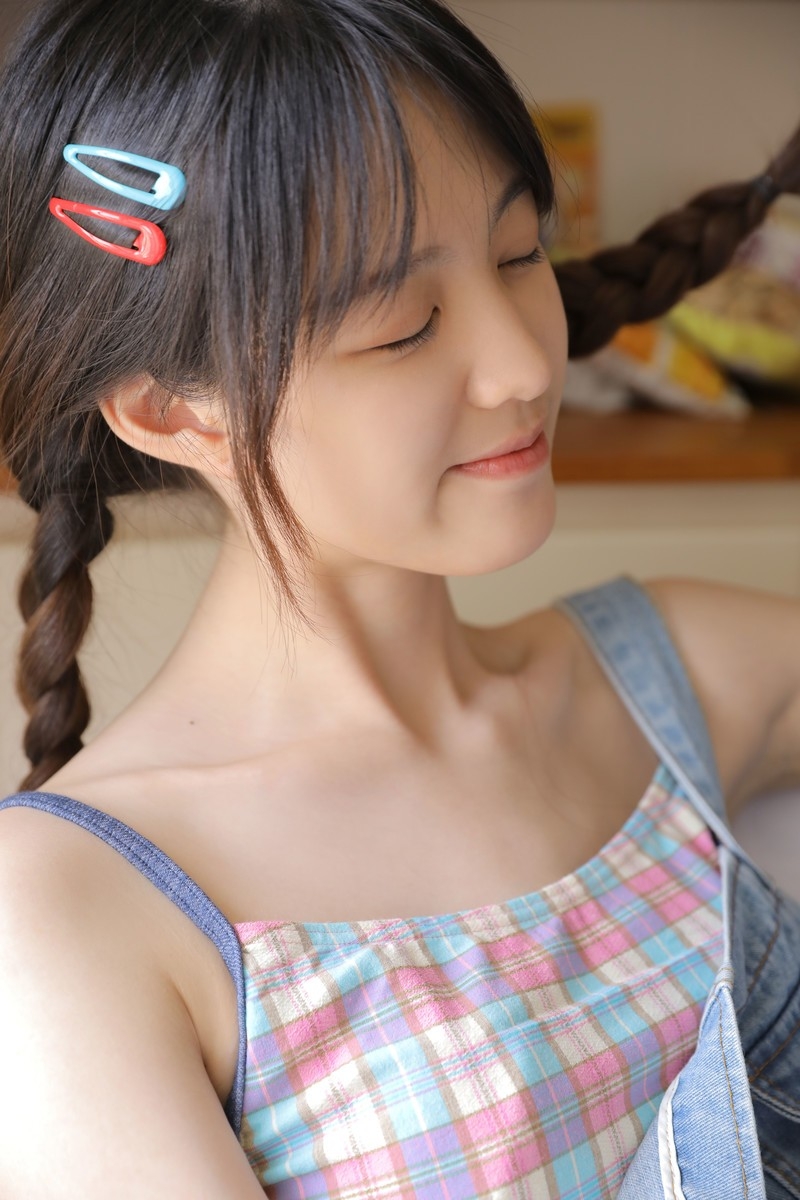 摄影：居家尤物酥胸美腿惹火背带裤 性感裹胸私房唯美写真