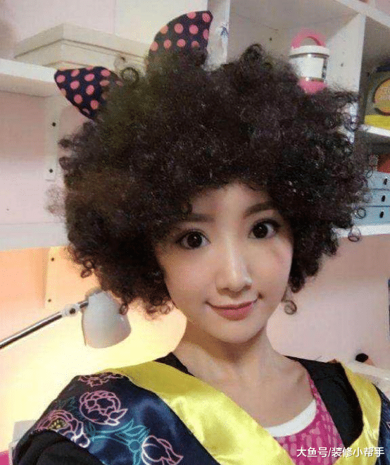 看看毛晓彤现实的家，卧室全是粉色的，看上去少女心爆棚