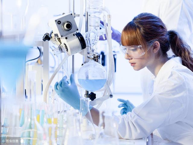 一对夫妇瘫坐在地上，泣不成声说道：要是早点预防甲醛，宝宝就不会这样