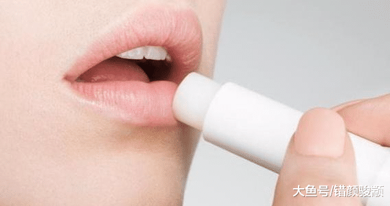 如果長期使用“潤唇膏”，對我們身體有害嗎？來看看專家怎么說