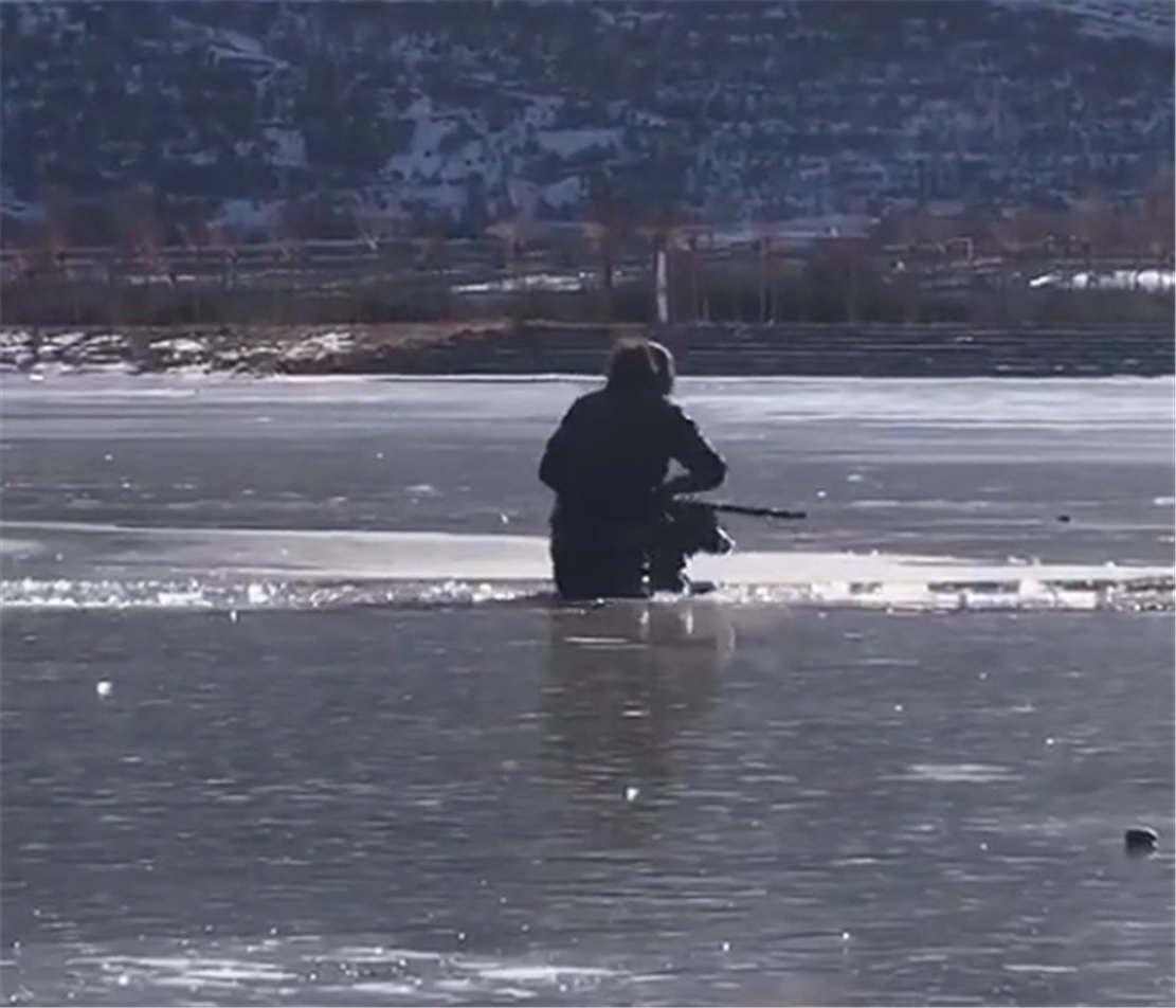 大黑狗掉进冰窟窿, 扒着冰面高叫呼救, 主人的举动暖心了……