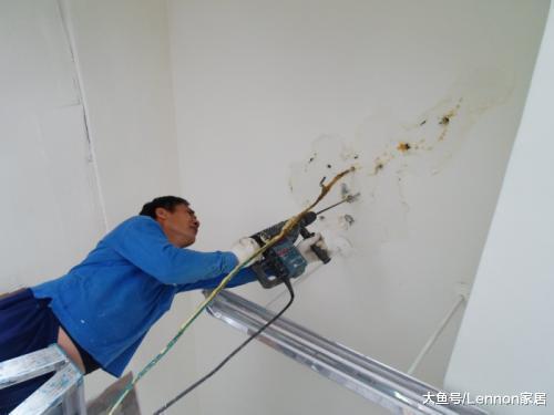 新房装修，工人给天花板乱打孔，差点破口大骂，一问才知好处多