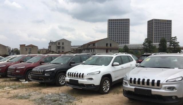 为什么4S店新车都放露天地？不怕被晒坏吗？销售：退一罚三