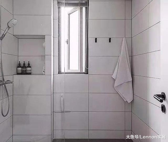 不要装收纳柜了，卫生间这么做收纳设计，空间宽敞储物更方便