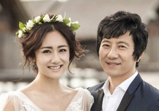 带你看看郑钧住的豪宅，墙面设计很普通，全屋都是白墙面