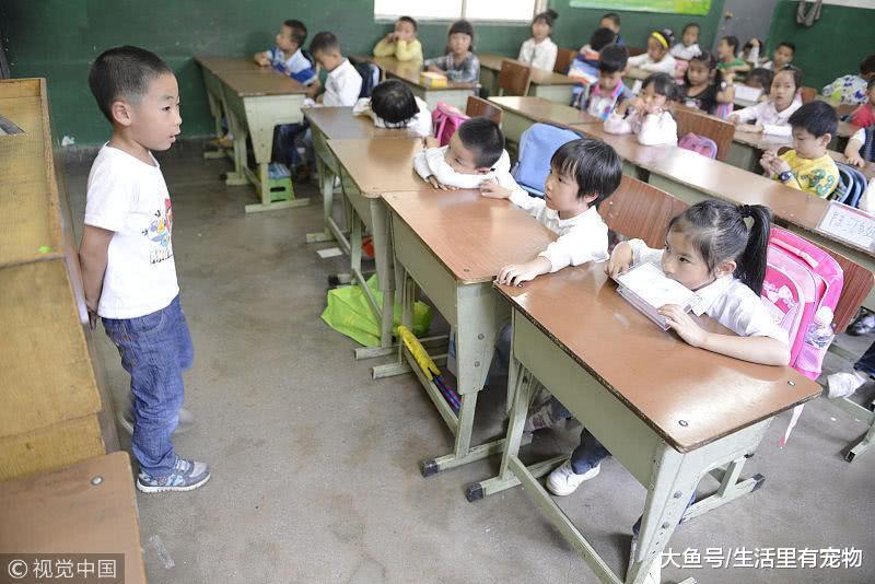 学生玩手机, 老师逮到一个砸一个, 家长举双手赞成!