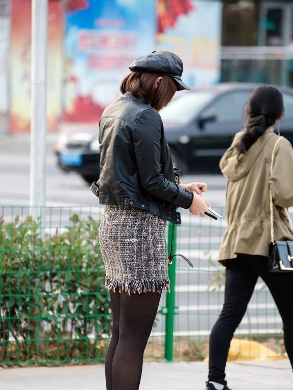 摄影：高挑美女身穿黑色丝袜，甚是惹眼！