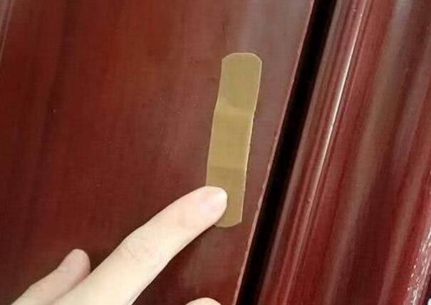 为何有钱人都在卧室门上贴创可贴? 听内行人说完, 懊悔知道太晚了