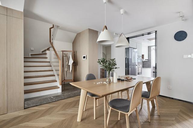 成都跃层装修实景图，色彩清新，确如一杯夏日里的薄荷茶