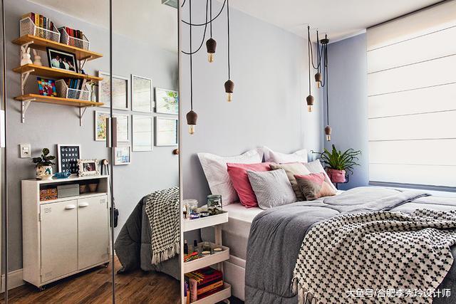 32㎡旧房翻新很温馨，第一眼见客厅背景墙，误以为墙皮铲掉忘了刮腻子