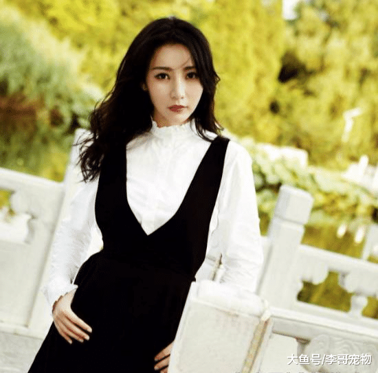 为母亲治病出道，主持演员什么都干，身材比演技好，如今开始逆袭