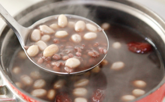 补气养颜美容银耳红枣糕，老人小孩都爱吃，隔壁小孩都馋哭了