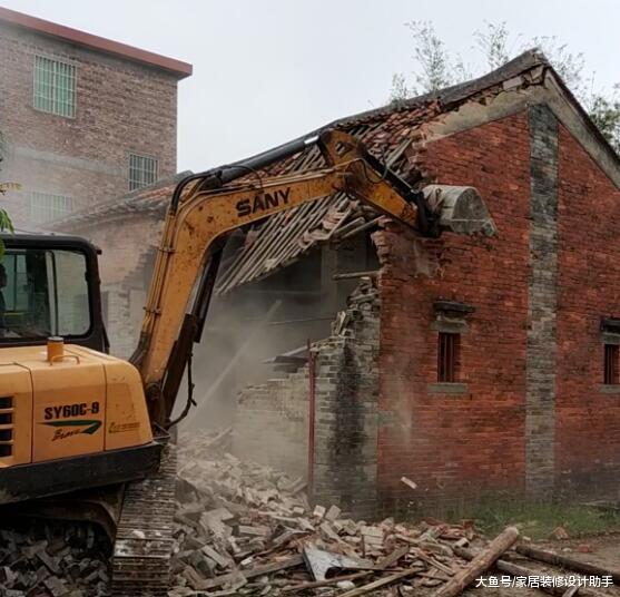 花了22万回村建房随心意，一二层大门宽高不一致被邻居怼不对称