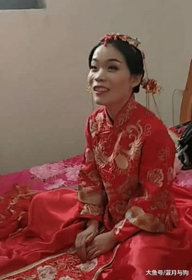 新郎拒绝和新娘接吻，看到新娘脸的时候：家里肯定有矿吧！